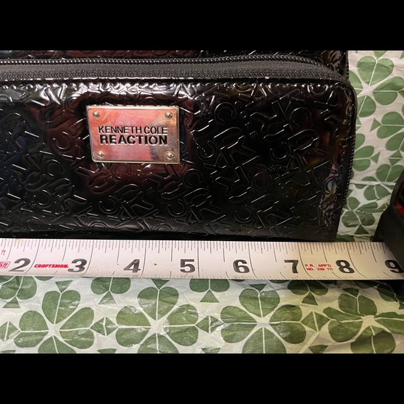 New Keneth Cole Double Pouched Wristlet in Pristine Condition! - Picture 2 of 15
